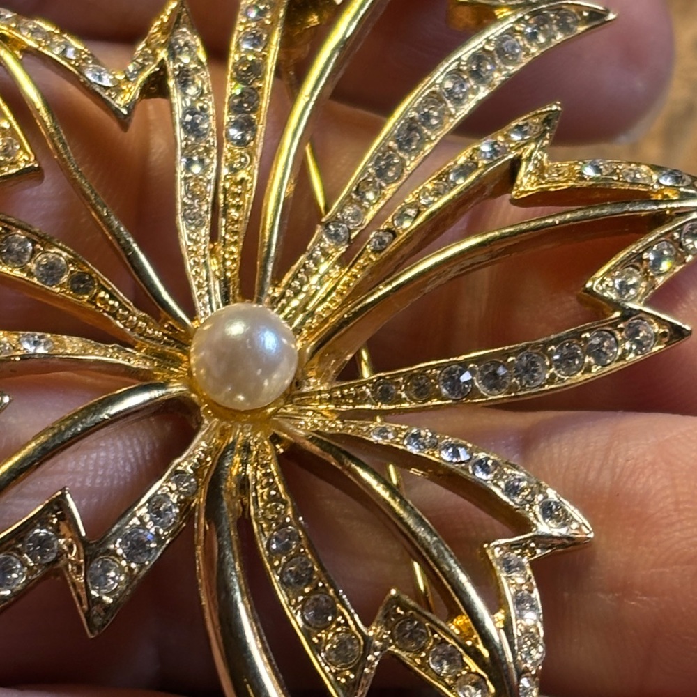 Napier gold tone maple leaf brooch - Picture 6 of 6